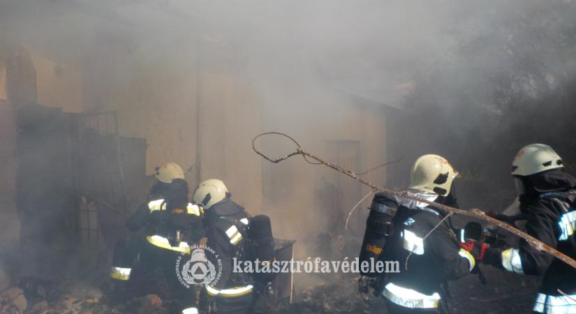 Kigyulladt egy ház Hajdúszoboszlón: két embert mentettek ki a tűzoltók a tűzből