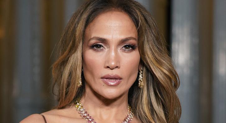 Jennifer Lopezt ízekre szedik, amiért az asszisztensével dobatja ki a rágógumiját