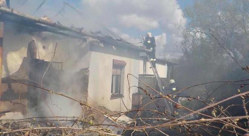 Két embert mentettek ki a tűzoltók egy égő házból Hajdúszoboszlón