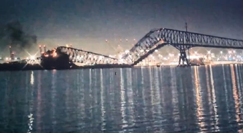 Összeomlott egy híd, miután beleütközött egy konténerszállító hajó (VIDEÓ)
