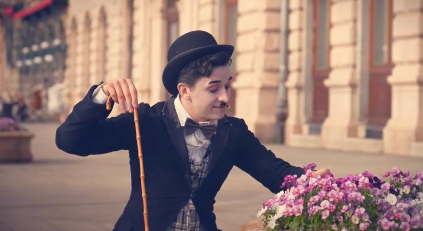 Chaplinként szórakoztatta a járókelőket ifj. Vidnyánszky Attila