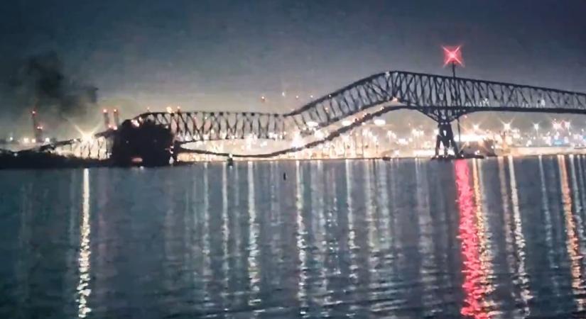 Sokkoló videók: összedőlt egy hatalmas híd Baltimore-ban, miután egy hajó nekiütközött, rengeteg autó zuhant a vízbe