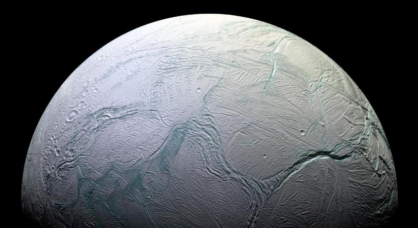 Európa űrszondát küldene az Enceladusra, amelynek óceánjában minden feltétel adott az élethez