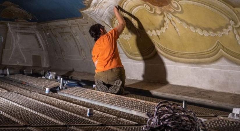200 éves látványos festményekre bukkantak a veszprémi várnegyed falain