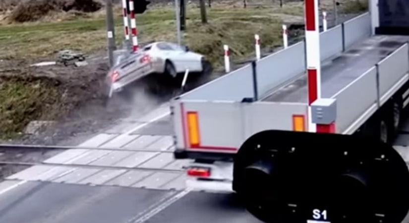Vasúti átjáróban próbált előzni a BMW-s, a sorompóval együtt saját magát is elintézte - videó