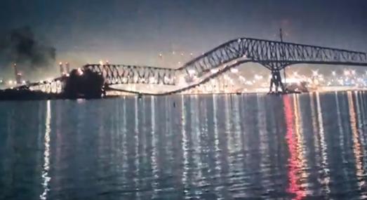 Kártyavárként dőlt össze a baltimore-i híd aminek nekiütközött egy szingapúri teherhajó - videó