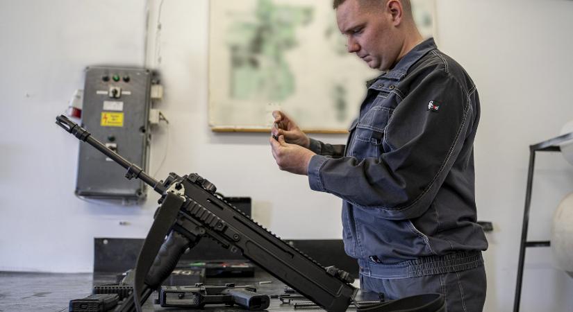 Átvizsgálják fegyvereiket és harci gépjárműiket a vásárhelyi fegyverműszerészek