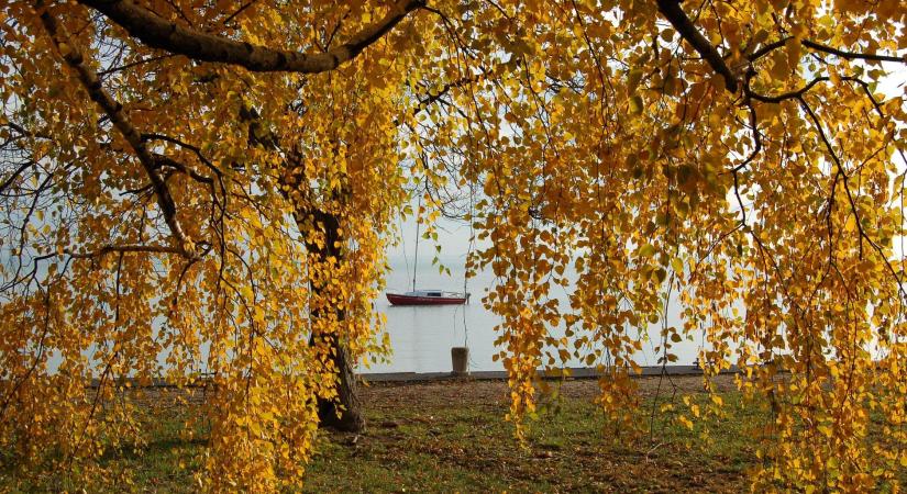 Aranyló naplementével, sejtelmes párával, szürke fellegekkel búcsúzott az ősz a Balatonnál