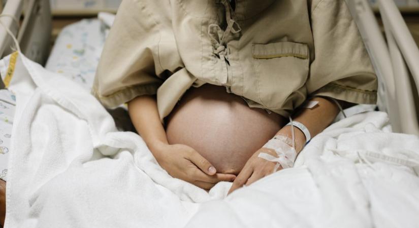 A húszéves nő azt hitte haldoklik, pedig 8 hónapos terhes volt