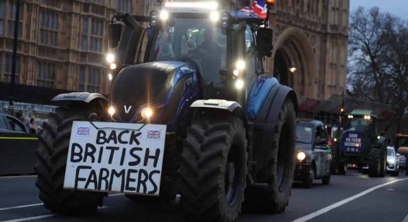 Traktorok lepték el London belvárosát, a brit gazdák is utcára vonultak