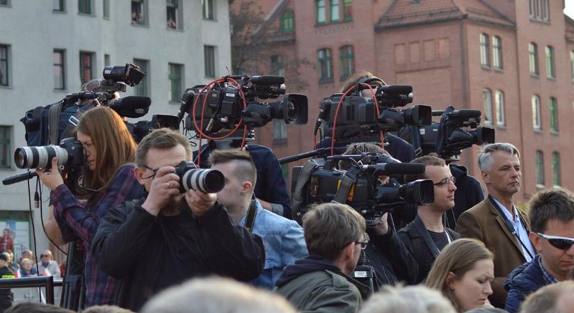 Új jogszabályt hozott az EU: az újságírók és a médiaszolgáltatók politikai befolyással szembeni védelméről van szó