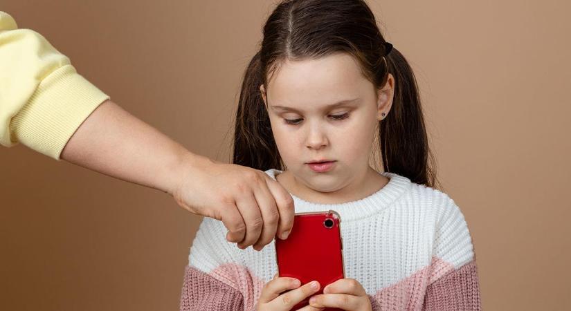 Floridában tiltani fogják, hogy a gyerekek közösségi médiát használjanak