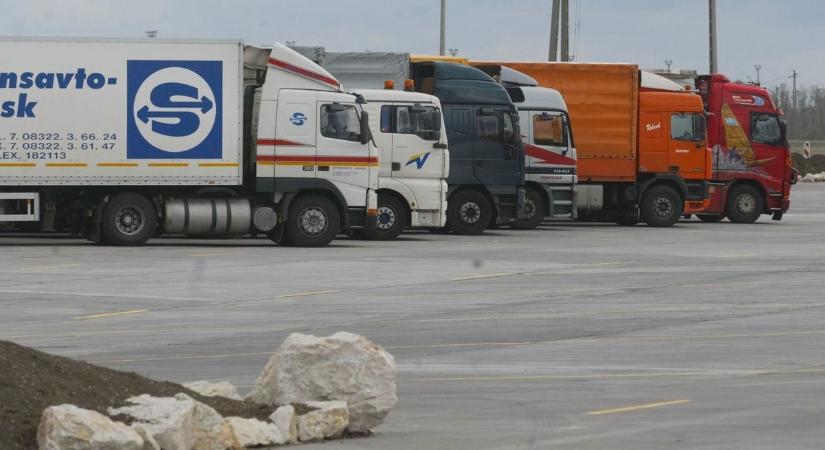 Kétszázötvennél is több kamion várakozhat egyszerre Debrecen mellett