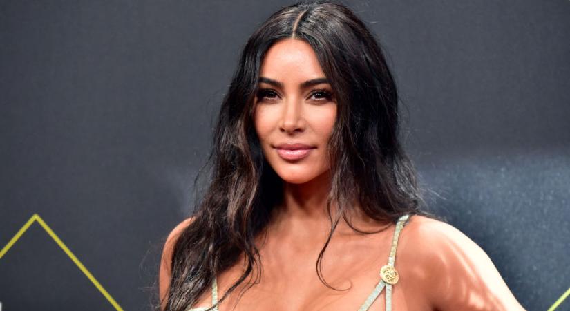 Kim Kardashian Bianca Censorinak öltözött botrányos szettjében