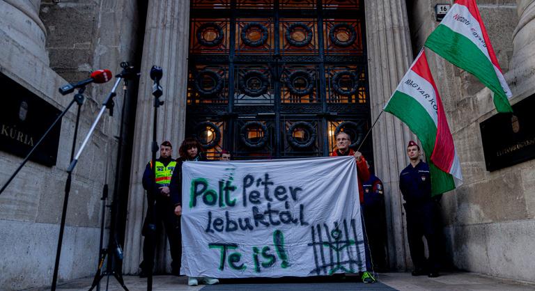 Magyar Péter vezetésével tüntetők gyülekeznek a Legfőbb Ügyészségnél