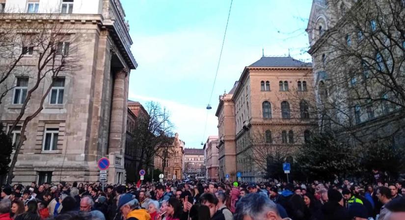 Hatalmas tömeg gyűlt össze Magyar Péter tüntetésére, több ezer ember indult el az Országház felé