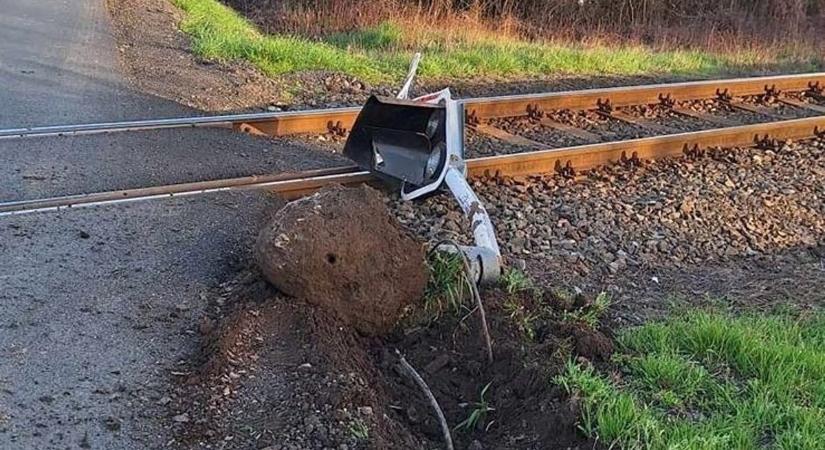 Megtalálta a rendőrség a diósjenői vasúti fénysorompót kidöntő autóst