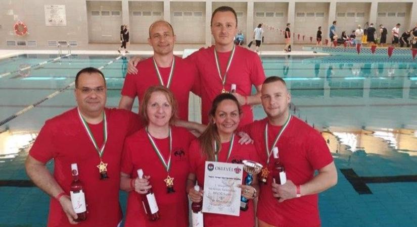 Bronzérmes a katasztrófavédelem csapata a medencés sárkányhajóversenyen
