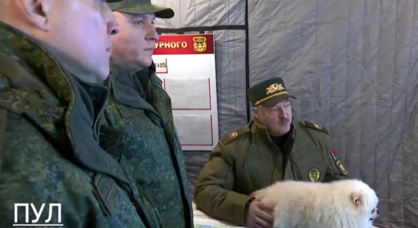 Bolyhos kutyakedvencével a kezében, csendőrpertut használva felügyeli a határvédelmet Lukasenko
