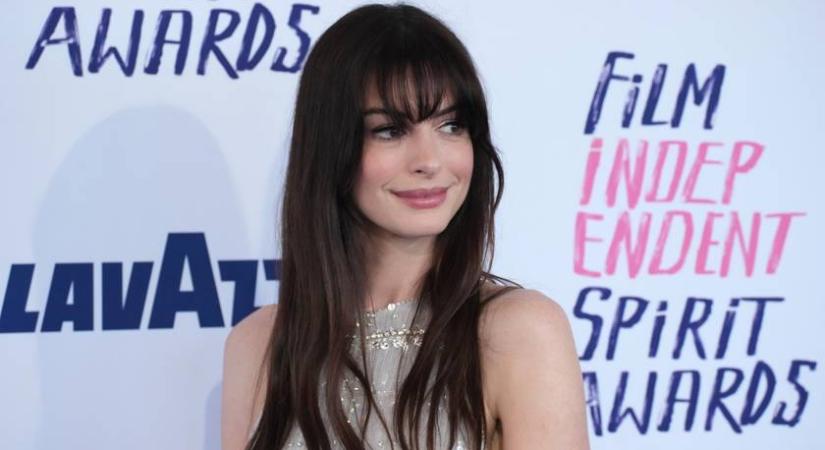 Anne Hathaway szexi melltartóban pózolt a címlapon: merész fotózást vállalt be