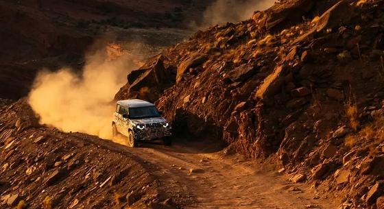 A Land Rover nem óvatoskodik: bitangerős biturbó V8-at kap a Defender