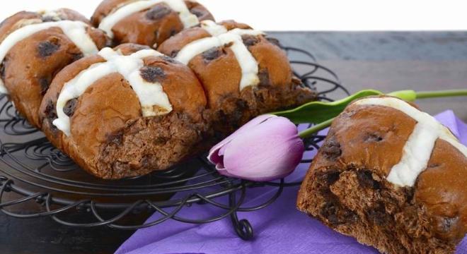 Csokis zsemle, az angolok kedvenc húsvéti süteménye
