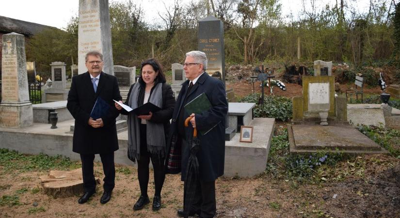 Megemlékezés a beregszászi temetőkertben - Ekkel György honvédszázados síremlékének újraavatásán