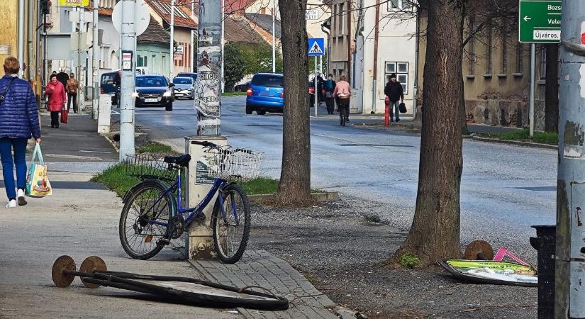 Ütközött, elhajtott, majd egy fának és tábláknak is nekiment egy autós Kőszegen - fotó