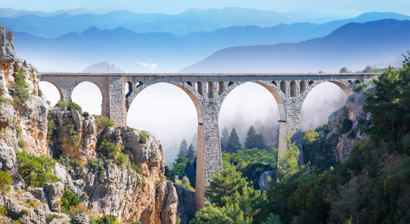 Látványos képek a 98 méter magas, kőből épült törökországi viaduktról