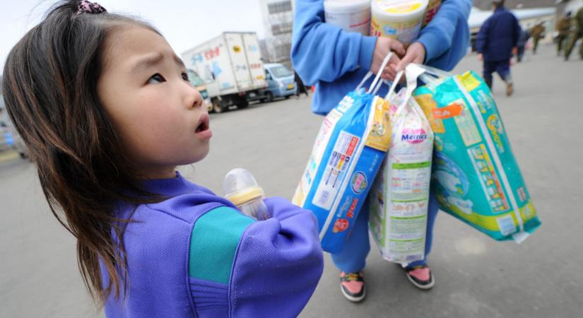 Olyan kevés gyerek születik Japánban, hogy egy pelenkagyár mostantól csak felnőtteknek készít pelenkát az országban