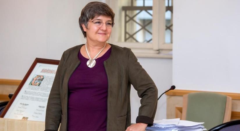 V. Naszályi Márta szerint Sára Botond főispán törvénysértő döntéseket hoz, ezért a legfőbb ügyészhez fordul