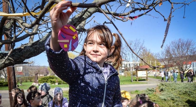 Tojásfa díszíti már húsvétra Domoszló pihenőparkját