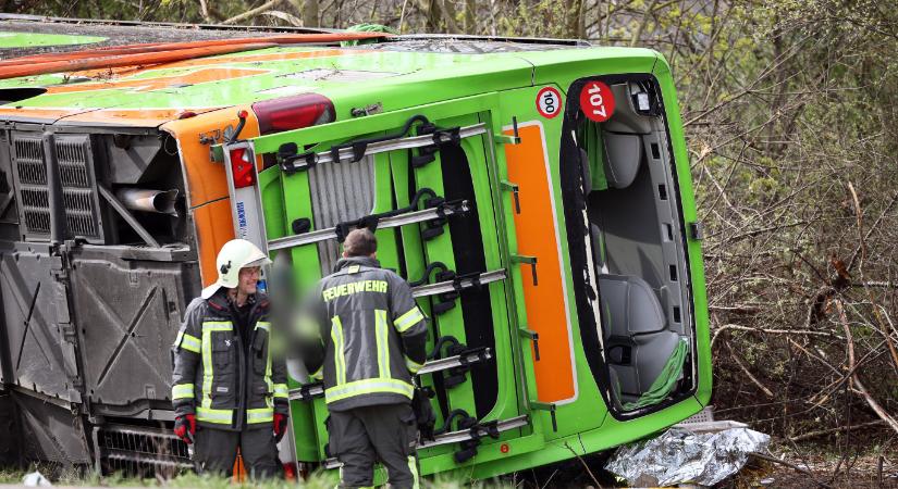 Felborult egy Flixbus Németországban, legalább öten meghaltak