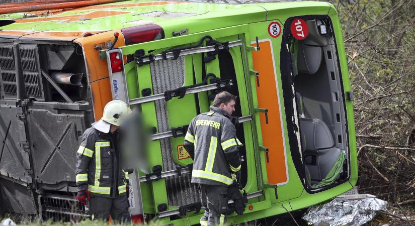 Felborult egy busz a német autópályán, többen meghaltak