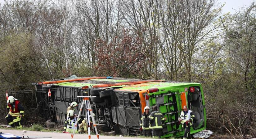 Legkevesebb öt ember meghalt, amikor felborult egy busz Lipcse közelében (Videó)