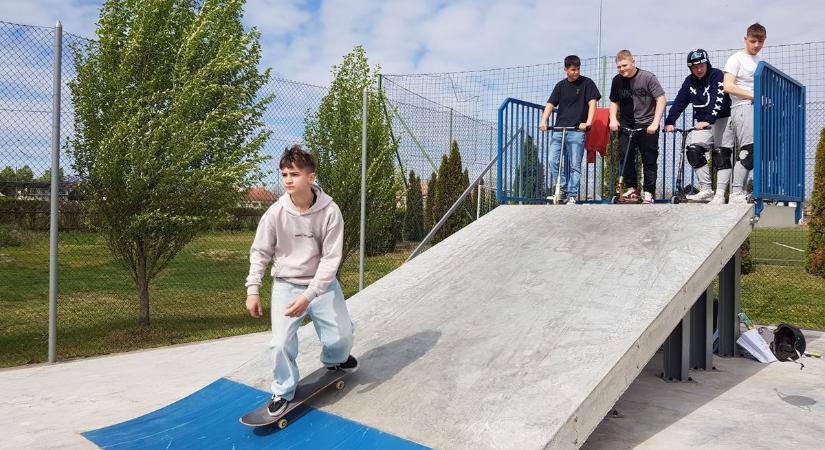 Skateparkot avattak Kiskunmajsán: extrém sportoknak hódolhatnak a fiatalok – galériával, videóval