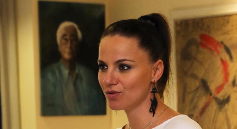 Most árulta el: túl van a műtéten a népszerű magyar énekesnő
