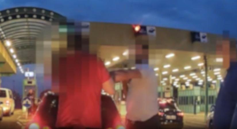 Türelmetlen lett egy sofőr a dugó miatt, ezért rátámadt egy autó utasára - videó