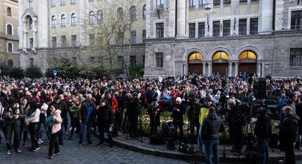 Már tüntet az ügyészség ellen Magyar Péter