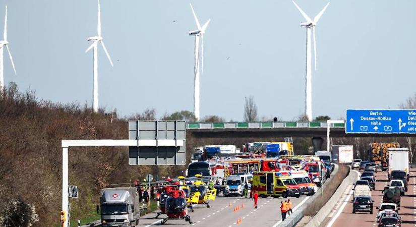 Súlyos baleset Németországban: öt ember meghalt