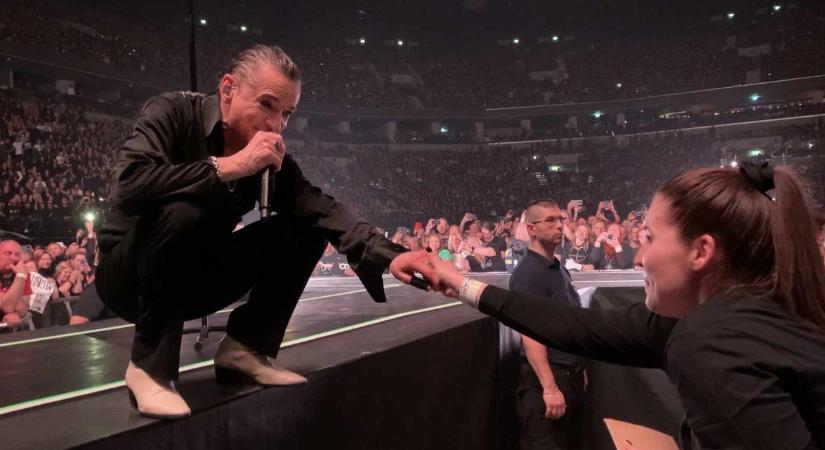 Valóra vált a magyar Depeche Mode-rajongó álma: Dave Gahan csak neki énekelt