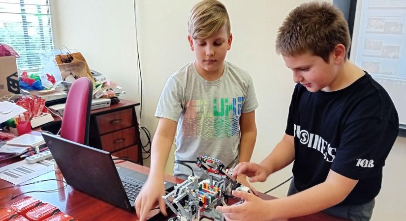Diákoknak diákok is tartottak bemutatót a robotokkal – videóval