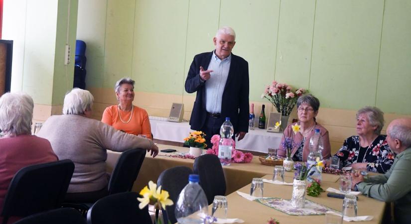 A szolnoki fejlesztésekről is tájékoztatta a nyugdíjas klub tagjait a polgármester – galériával
