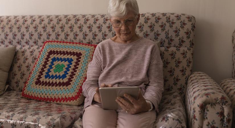 Az egyedül élő idősebbek különösen kiszolgáltatottak az online veszélyekkel szemben