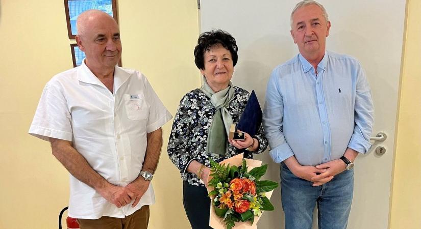 Emlékgyűrű elismerésben részesült dr. Bense Katalin főorvos