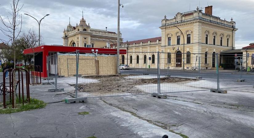 Elbontották az Éhen Gyula téri bódét Szombathelyen - fotók
