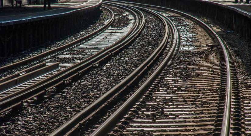 Letört egy vonat áramszedője a forgalmas vonalon: jelentős késésekre figyelmeztet a MÁV