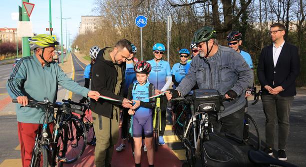 Hivatalosan is átadták a bringával közlekedőknek az új kerékpárút-hálózatot