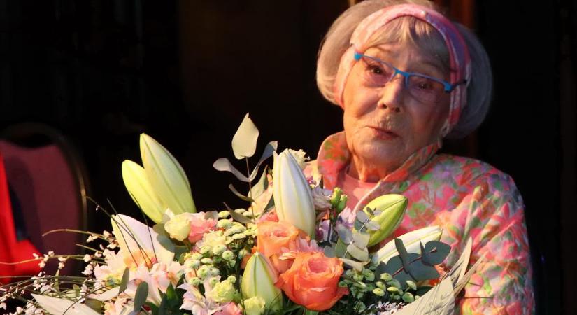 A 97 éves Békés Italának súlyos betegsége miatt kellett visszavonulnia a színpadtól: „Nem lehet operálni, emiatt rettenetes fájdalmaim voltak”