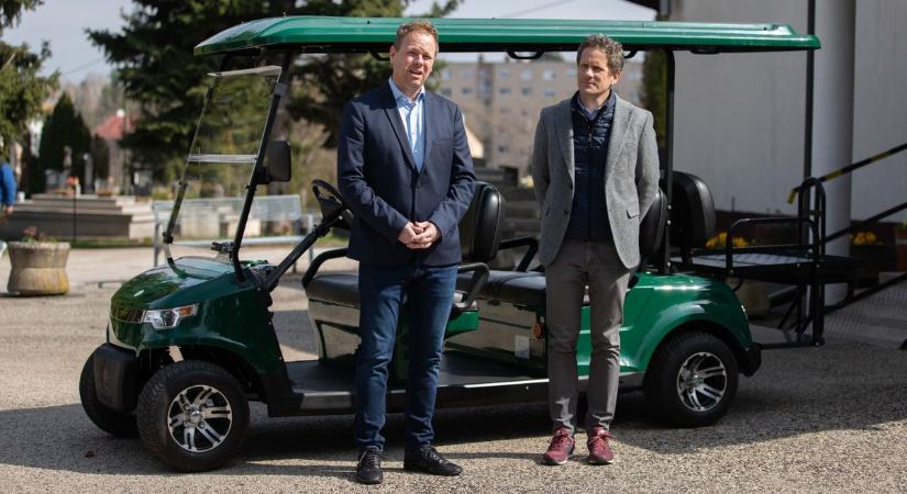 Új elektromos golfkocsival gazdagodott a veszprémi Vámosi úti temető (képgaléria)